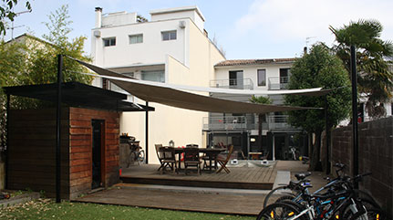 Dans la longueur d’un jardin urbain à Bordeaux